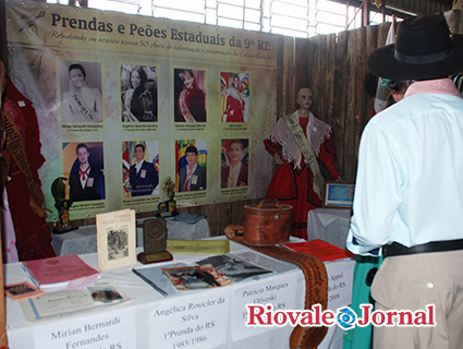 Fatos acontecidos em cada uma das 30 regiões foram apresentados por prendas e peões