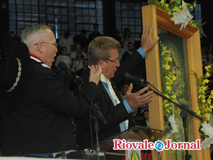 Padre Rubem Dotto e padre Astor Backes abençoaram os participantes e presentes