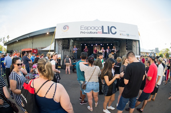 Grupos Folclóricos se apresentaram nesse fim de semana no Palco Lic em frente à Praça de Alimentação