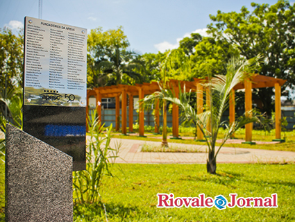 Praça criada nos 50 anos da Apesc, situada na Unisc, homenageia os fundadores da Associação