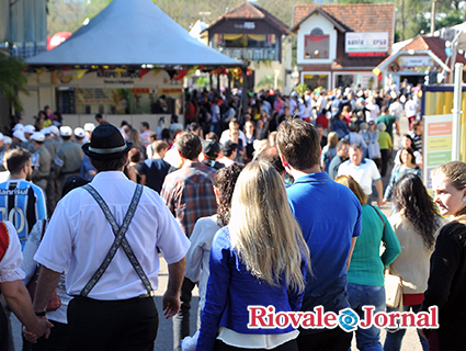 Dias de sol têm levado diversos visitantes para o Parque da Oktoberfest
