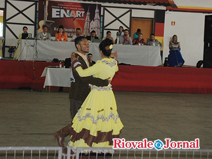 Regina e Juliano concorrem na dança de salão para ajudar a entidade