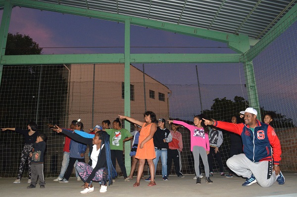 Crianças e jovens de 6 a 18 anos participam do projeto que leva a cultura e a arte para dentro dos lares