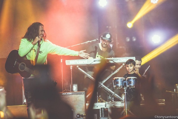 O pequeno Lucca tocou a música Sol com o Vitor Kley durante show da 35ª Oktoberfest 