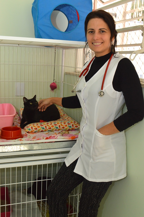 A MŽdica Veterin‡ria Tamara Rocha de Moraes Ž especialista em Cl’nica MŽdica e Cirœrgica de Felinos