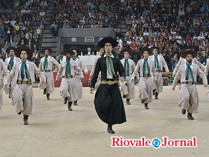 Participação de dançarinos convidados (centro) tornou a entrada e saída um show a parte