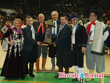 Troféu do Enart, que estava com o CTG Aldeia dos Anjos, foi entregue após a apresentação do grupo