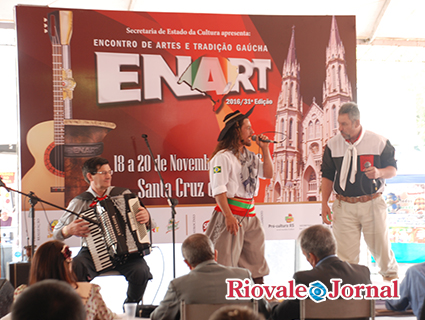 Aldori (C) é tri-campeão do Enart na modalidade de trova