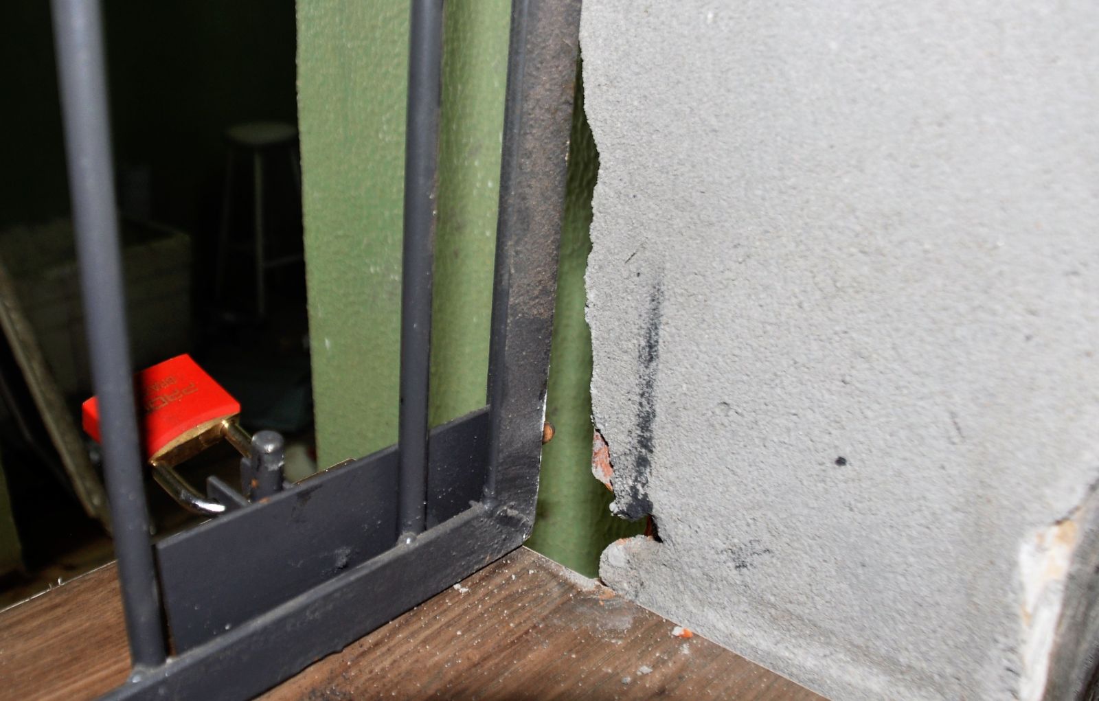 Parede foi danificada para que marginais entrassem no salão movimentando a grade da janela da copa para o salão