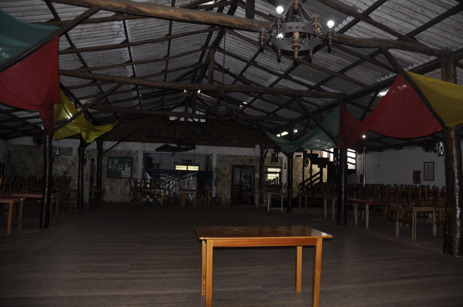 Ladrões deslocaram uma mesa para roubar as lâmpadas do salão