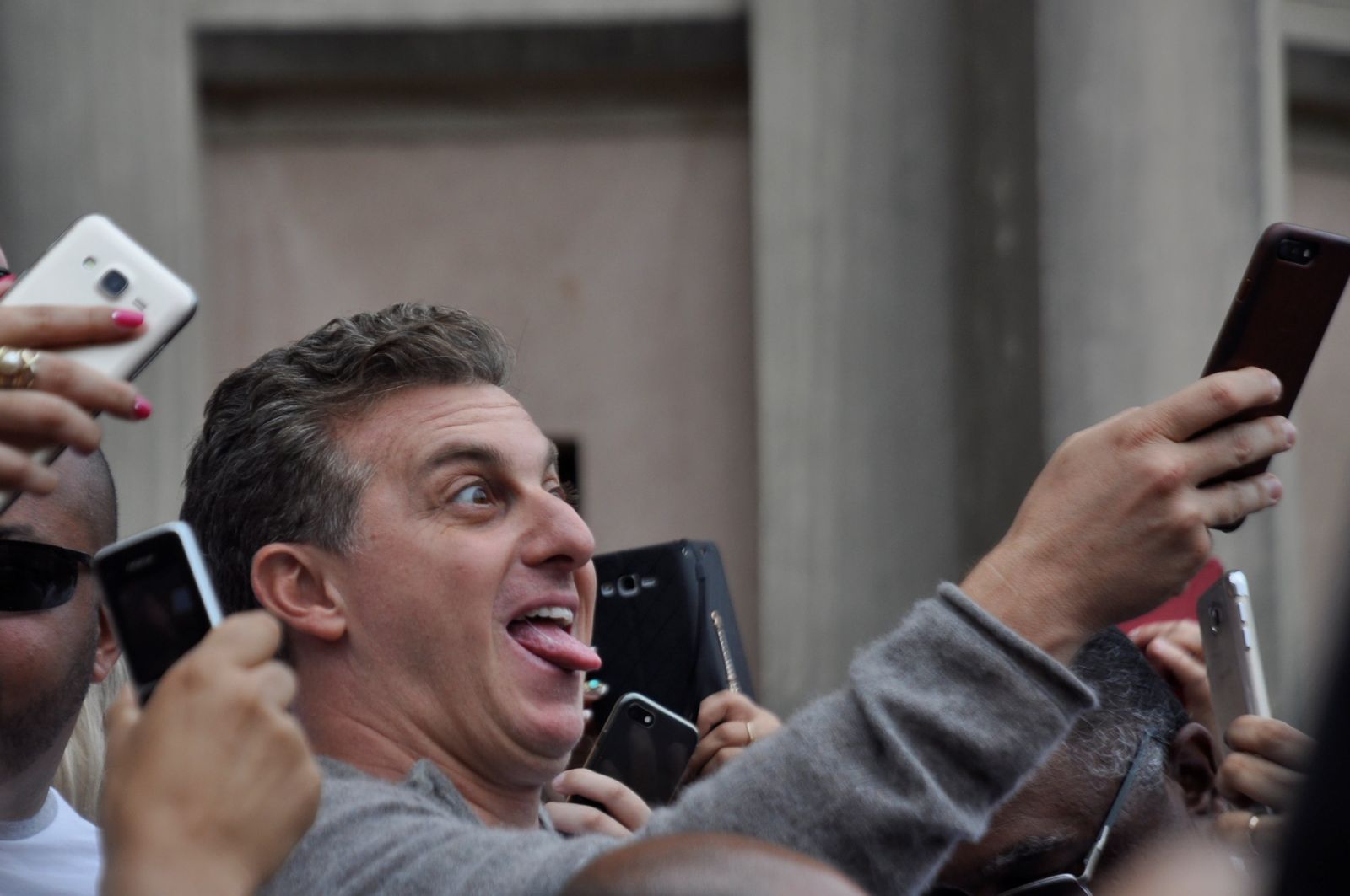 Luciano Huck foi cercado pelos fãs 