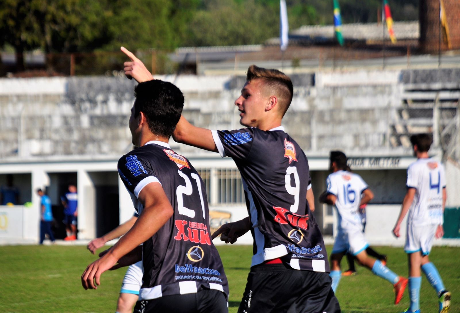 Comemoração de Nicolas (9), após o gol