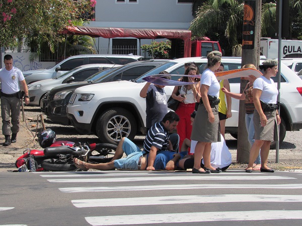 Soldados da Brigada Militar e populares auxiliaram vítima a se proteger do forte calor até chegada da ambulância do Samu