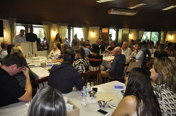 Evento reuniu autoridades, empreendedores e ex-presidentes no Restaurante da Gruta
