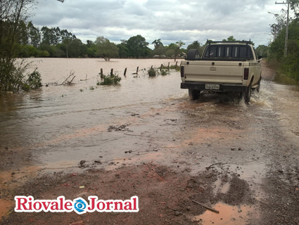 Correnteza que se forma quando a água cobre a rua Irmão Emílio foi a causa do acidente que vitimou um morador do bairro Várzea
