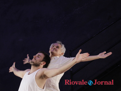 Gero Camilo e Victor Mendes encenam a trajetória de Levi e Elias