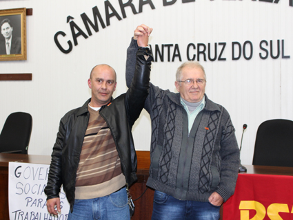 Alexandre Haas ao lado de Afonso Schwengber, com quem comp›e a chapa pelo PSTU