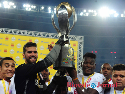 Alisson e Paulão levantam o troféu do Gauchão 2016: goleiro vai jogar no Roma, ex-time de Falcão, hexa em 1974