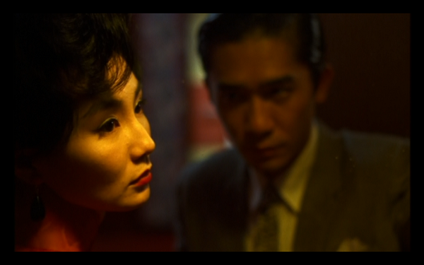 Os personagens Chow Mo-wan (Tony Leung Chiu Wai) e Su Li-zhen (Maggie Cheung) se veem envolvidos por uma paixão proibida