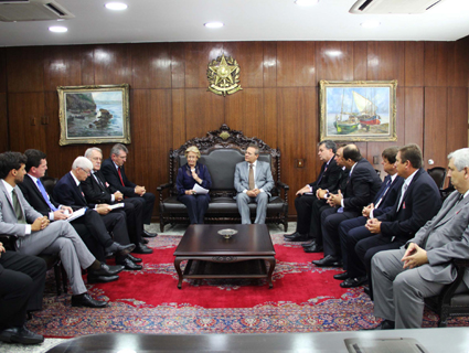 Presidente do Senado, Renan Calheiros, recebeu comitiva de representantes da cadeia produtiva do tabaco em Brasília