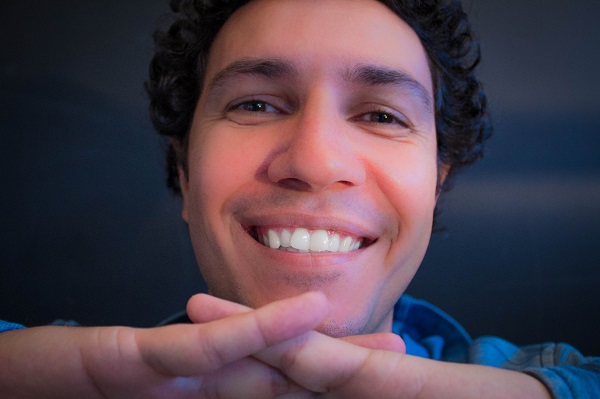 André Salomão é artista mineiro, músico e compositor, formado em Canto pela Bituca - Universidade de Música Popular em Barbacena-MG