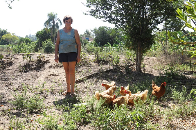 A rotina de alimentar os animais começa cedo, muitas vezes antes do sol raiar