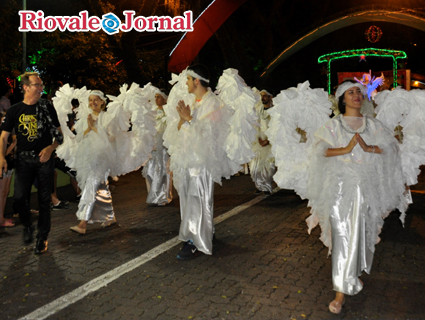 Anjos dos Abraços acompanhados de Sérgio Ávila, responsável pela produção dos desfiles