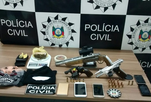 Foram apreendidas três armas, munições e uma máscara