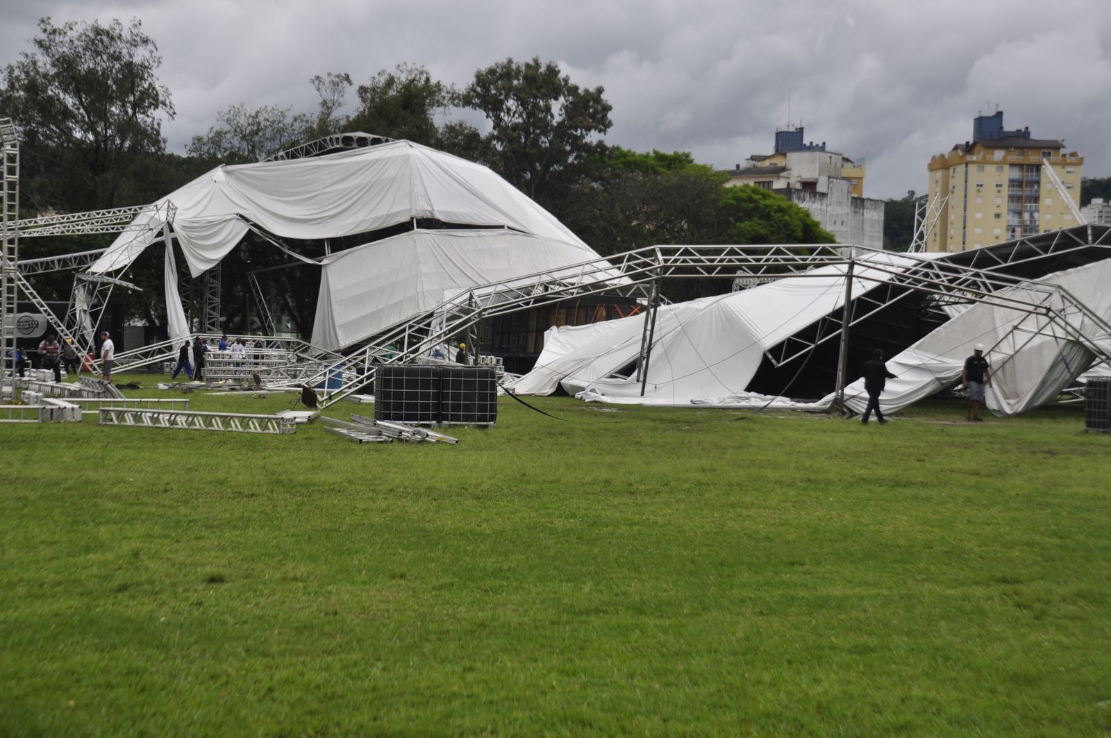No Parque da Oktoberfest, uma das estruturas mais afetadas foi a Arena de Shows