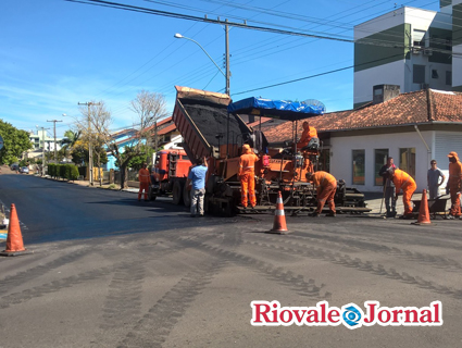 Rua Dona Flora começou a receber o asfalto nessa sexta-feira