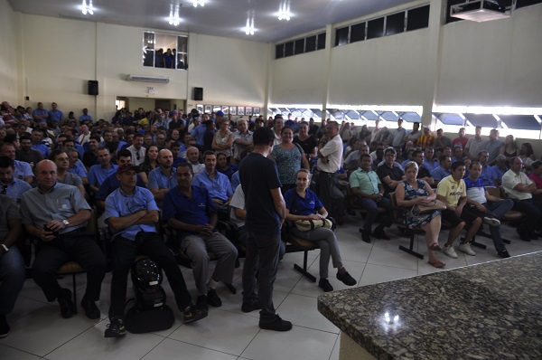 Centenas de pessoas foram até a sede do sindicato
