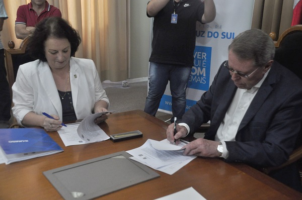Carmen Lúcia e Telmo Kirst assinaram o contrato na manhã dessa sexta-feira