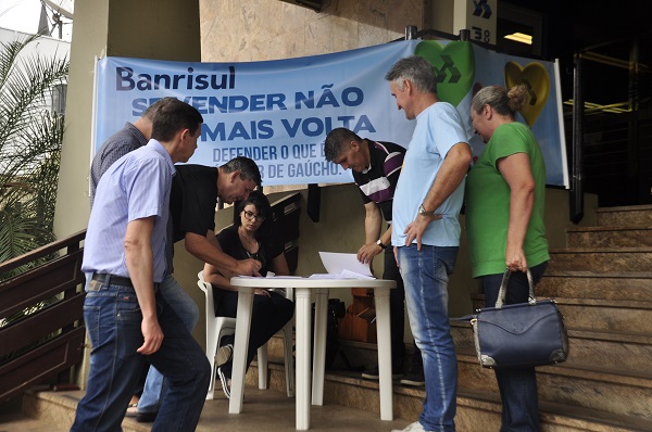 Assinaturas estão sendo arrecadas em frente ao Banrisul