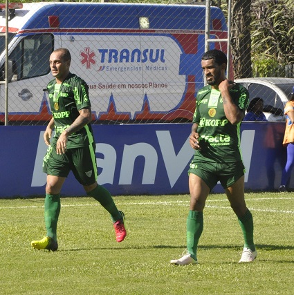 Atacante Marques (a esquerda)segue no comando do ataque 