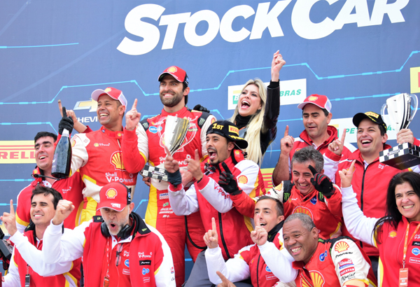 Átila Abreu comemora vitória com a equipe e ao lado da namorada, a apresentadora gaúcha Renata Fan