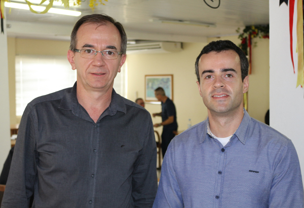 Eduardo Kroth (esquerda) passou a presidência a Eduardo Bitencourt 