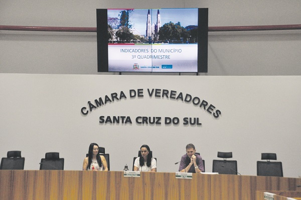 Secretária da Fazenda em Exercício, Aretusa Molina Scheibler (ao centro) participou da prestação de contas