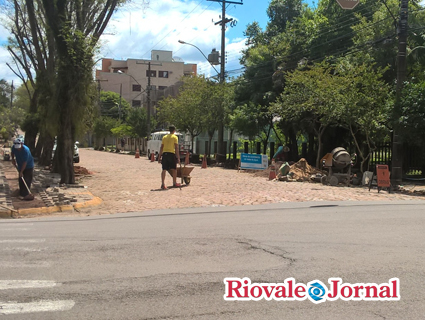 A Corsan, por exemplo, voltou a trabalhar na canalização da rua Augusto Spengler para que essa possa ser asfaltada