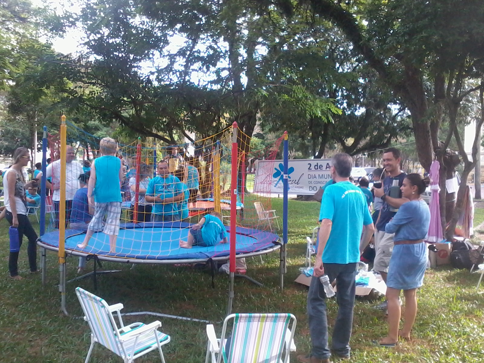 Autistas, familiares e comunidade se reuniram na Praça da Bandeira