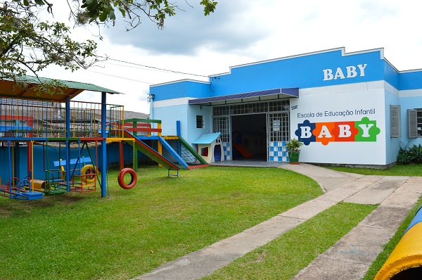 A escolinha oferece diversas atividades educativas, além de aulas xadrez, música, dança, capoeira, futebol, balé, patinação, bateria e educação física