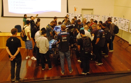 Público pôde conferir o carro após a apresentação e tirar dúvidas com os alunos