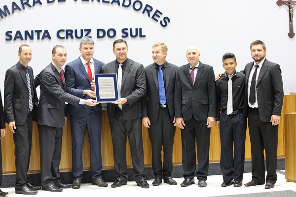 Daiton Mergen e Vanderleo Stoelben receberam a placa dos vereadores Licério Agnes e Paulo Henrique Lersch