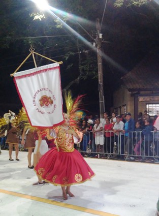 Imperatriz do Sol - Porta-bandeira animou o público