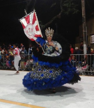 Imperadores do Ritmo - Porta-bandeira encantou com o carisma
