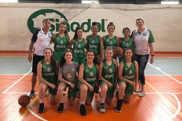 União Corinthians faz sucesso com o projeto Meninas do Basquete