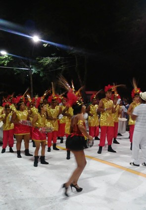 Unidos de Santa Cruz - bateria da escola fez o público cantar o samba enredo