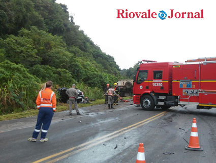 Bombeiros, Policia Rodoviária Estadual e Fiscalização de Trânsito trabalham no local