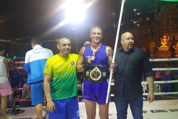 Maurício Big Castilho no topo do mundo: tricampeonato teve preparação em Santa Cruz