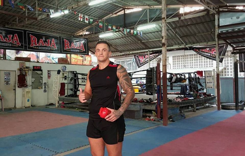 Lutador já treina em uma academia na capital tailandesa