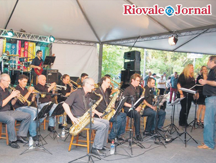 Banda se apresentou durante a Feira do Livro do município